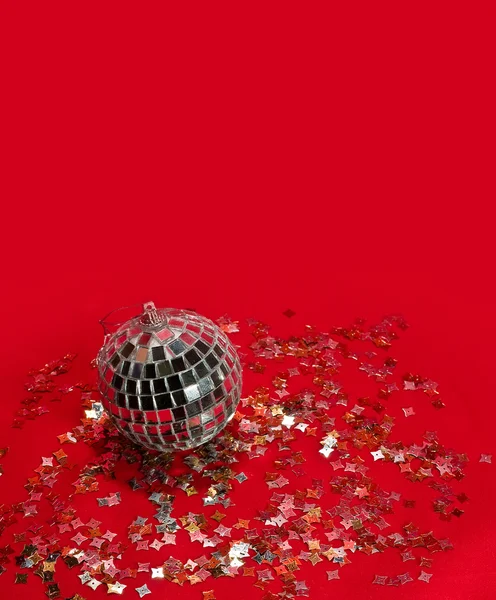 Discoball e confete sobre vermelho — Fotografia de Stock