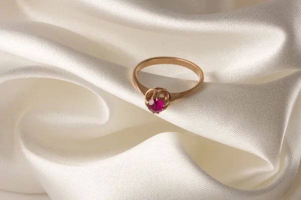 แหวนด้วยทับทิม — ภาพถ่ายสต็อก
