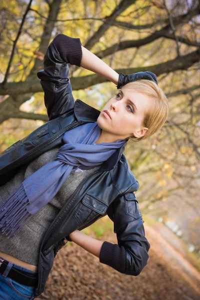 Giovane bella ragazza in un vicolo d'autunno — Foto Stock