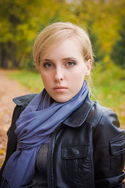 Retrato de outono de uma jovem menina bonita — Fotografia de Stock