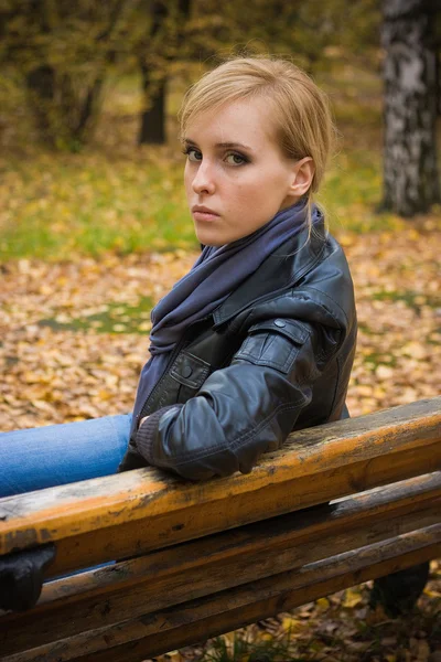 Young beautiful girl sit on a banch — Stock Photo, Image