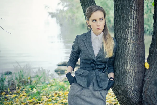 Beautiful girl at the tree — Stock Photo, Image