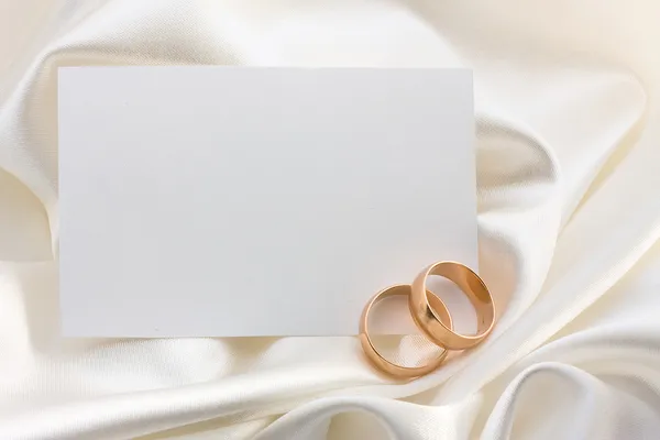 2 つの結婚指輪とカード — ストック写真