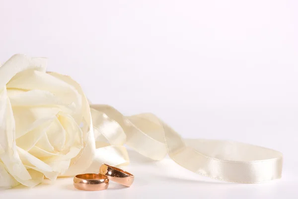 화이트 로즈, 결혼 반지 및 리본 로열티 프리 스톡 사진