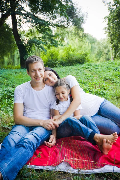 Familieklemmer i parken – stockfoto