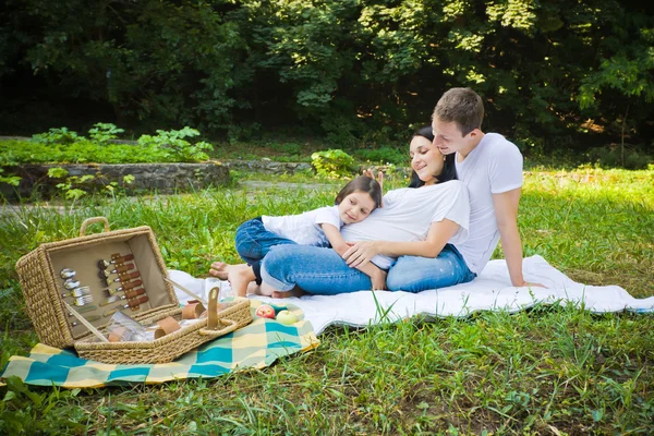 Piquenique familiar em um parque — Fotografia de Stock