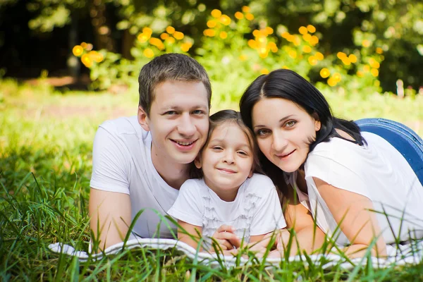 Family portrait in a park — Stock Photo, Image