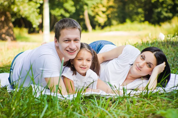 Familjeporträtt i en park — Stockfoto