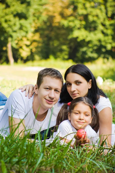 Ritratto di famiglia in un parco — Foto Stock