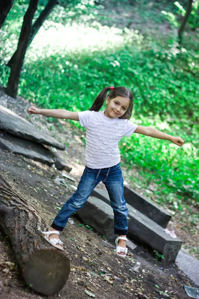 Menina no parque — Fotografia de Stock