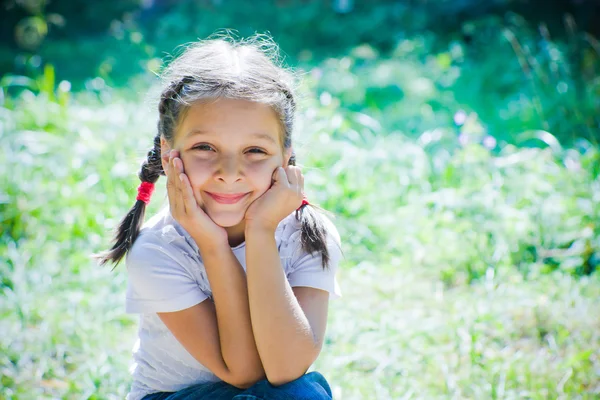 Niña en un parque —  Fotos de Stock