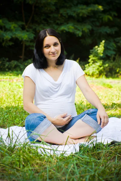 Pregnant woman in a park — Stock Photo, Image