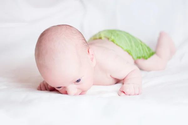 Neugeborenes liegt auf Bauch — Stockfoto