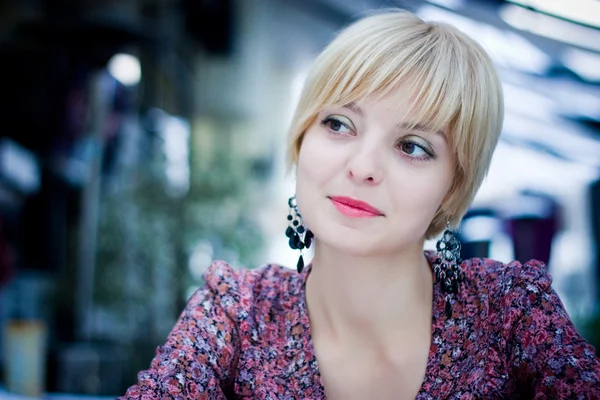 Beautiful girl sits in a cafe — Stock Photo, Image