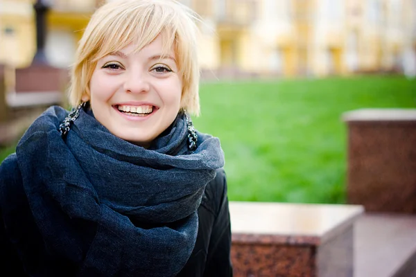 Pretty girl smiles — Stock Photo, Image