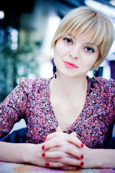 Nice girl sits in a cafe — Stock Photo, Image