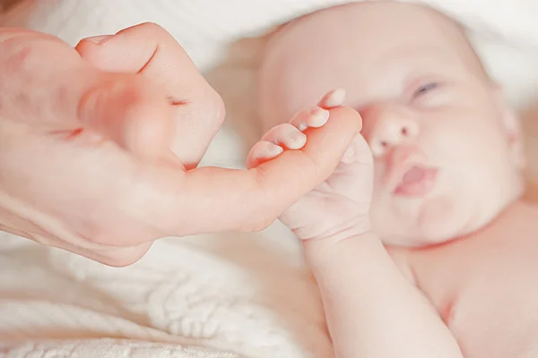 Noworodka trzyma palec rodzica — Zdjęcie stockowe