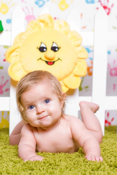 Schattige baby met grote blauwe ogen — Stockfoto