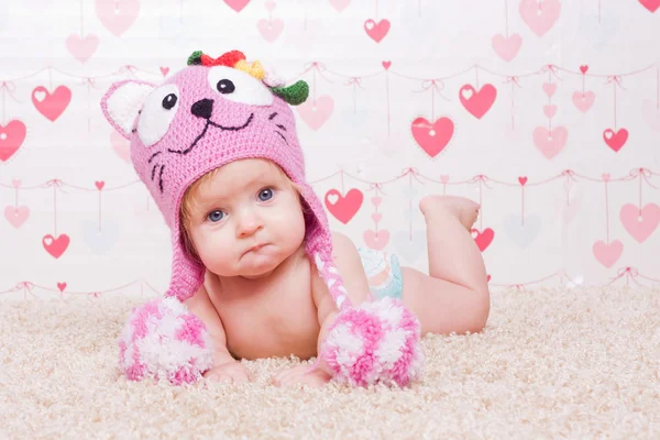 Triste bebé se acuesta —  Fotos de Stock