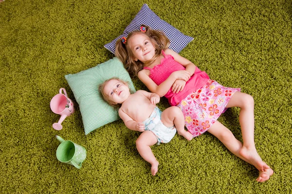 Due sorelle si trovano sul tappeto — Foto Stock