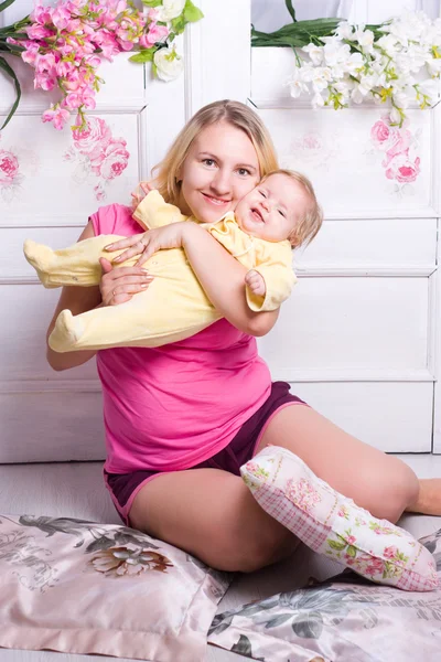 Mother hugs child — Stock Photo, Image