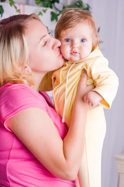 Mutter küsst Kind — Stockfoto