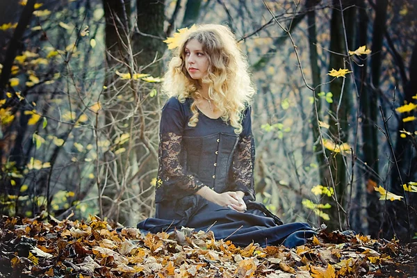 Pretty woman sits in the fairy wood — Stock Photo, Image