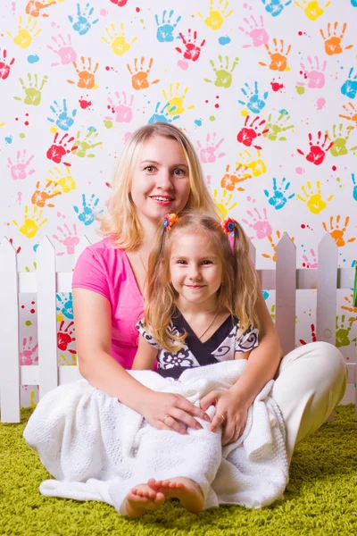 Felice madre e figlia si siedono — Foto Stock