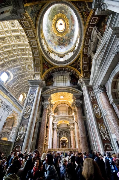 Interiören i Peterskyrkan är katedralen — Stockfoto
