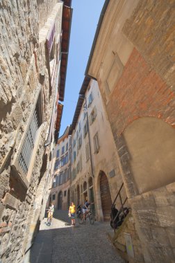 üst bergamo dar sokaklar