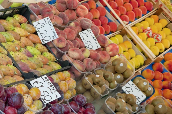 Meyve markette — Stok fotoğraf