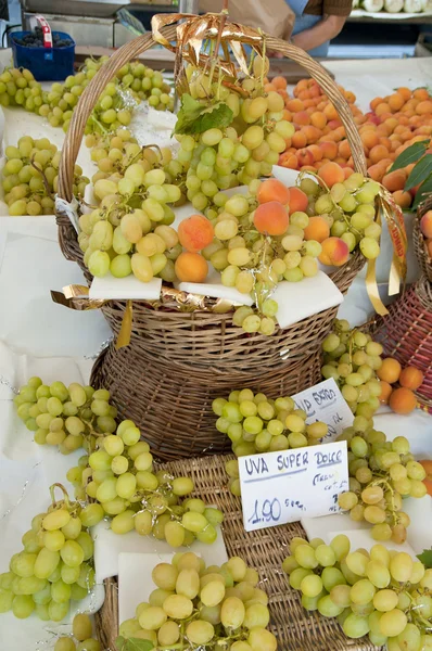 Виноград и абрикосы — стоковое фото