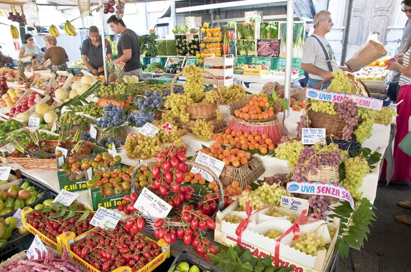 果物市場で — ストック写真