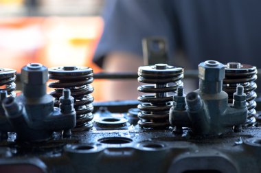 bir motor bloğu Springs