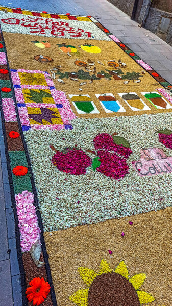 Alfombras de flores naturales en el festival de Corpus Christi, Arbcies, Espaa, 2021