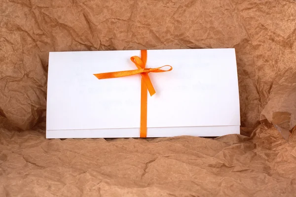 Белый конверт с лентой — стоковое фото