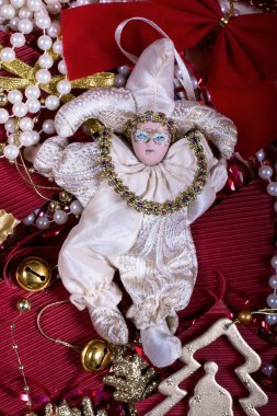 Bebek oyuncak bir kutlama tinsel üzerinde