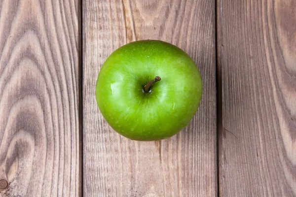 Apple sobre un fondo de madera vista superior — Foto de Stock