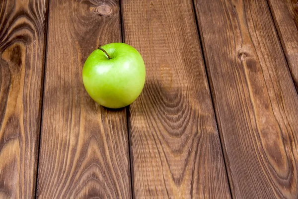 Äpple på en trä bakgrund — Stockfoto