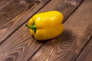 ahşap arka plan üzerinde taze biber