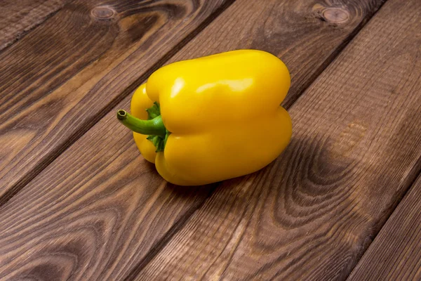 ahşap arka plan üzerinde taze biber