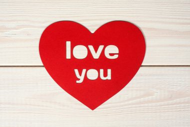 kalp kesim yazıt sevgi ile kırmızı kağıttan