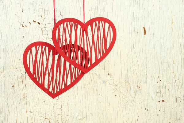 Dos corazones de papel sobre una vieja madera blanca — Foto de Stock