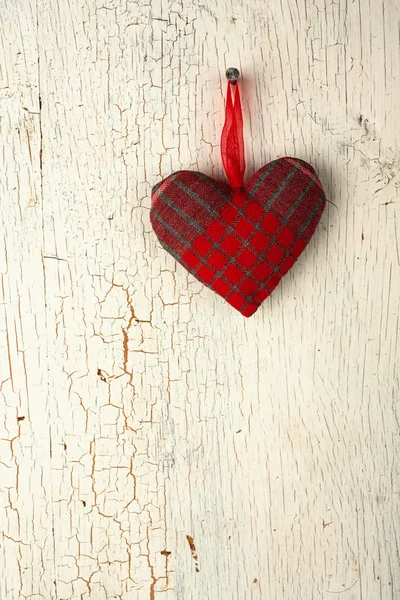 Cuore rosso fatto a mano su una vecchia porta di legno — Foto Stock