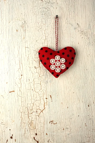 Corazón de San Valentín hecho a mano en una vieja puerta de madera — Foto de Stock