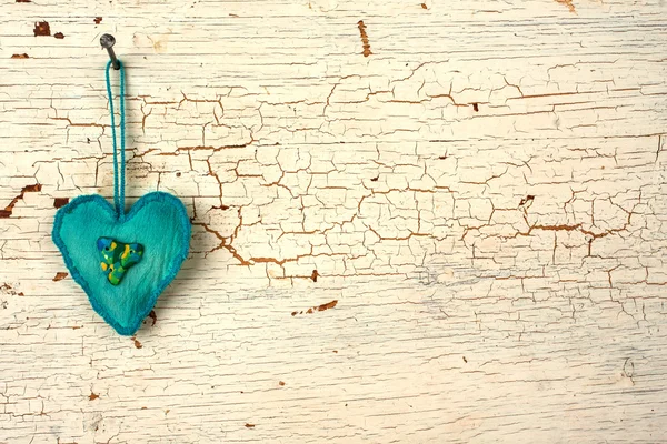 白い古い木製のドアを青いバレンタイン手作りハート — ストック写真