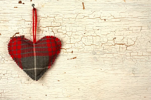 San Valentín corazón hecho a mano en una vieja puerta de madera — Foto de Stock