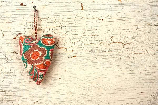 San Valentino cuore fatto a mano su una vecchia porta di legno bianca — Foto Stock