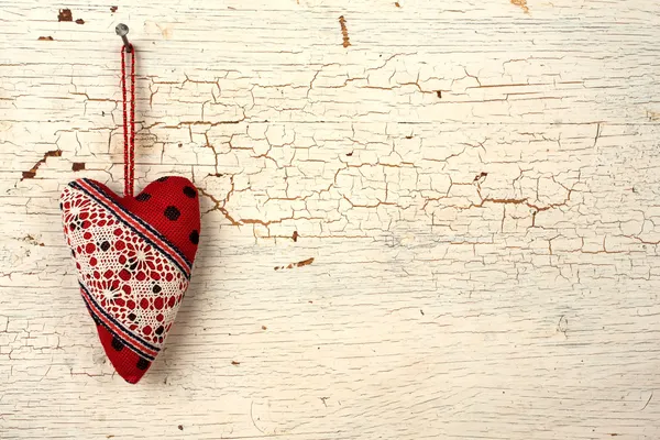 Sevgililer kalp üzerinde eski bir ahşap kapı — Stok fotoğraf