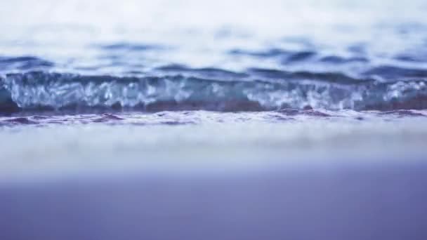 Havet vågor i nära håll med suddiga grön horisont — Stockvideo